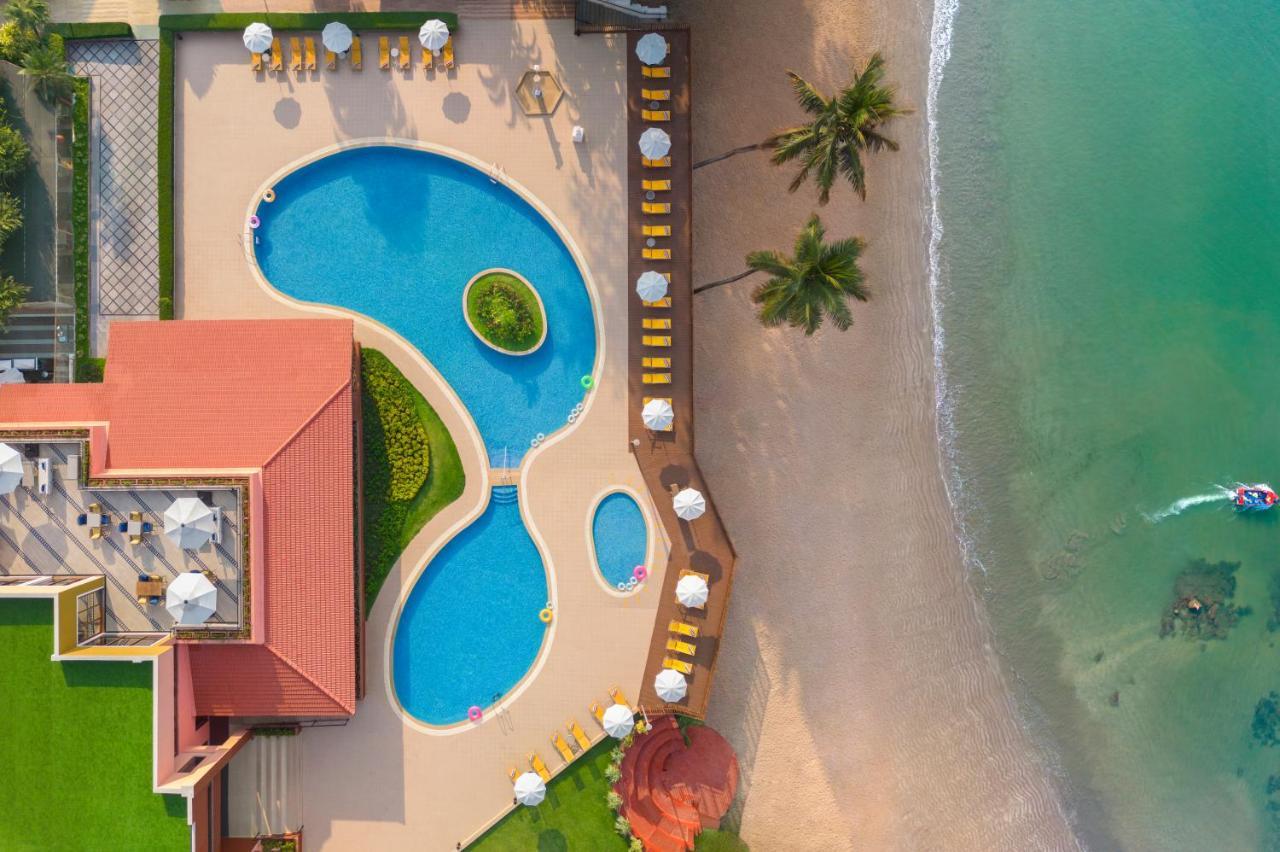 Taj Cidade De Goa Heritage, Goa Santa Cruz Dış mekan fotoğraf Aerial view of the pool at the Sheraton Jumeirah Hotel