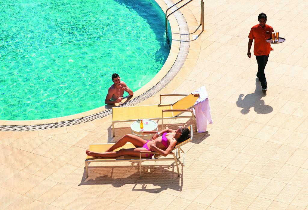 Taj Cidade De Goa Heritage, Goa Santa Cruz Dış mekan fotoğraf A poolside butler at the Atlantis Resort