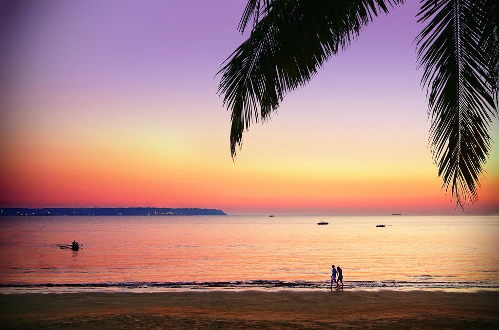Taj Cidade De Goa Heritage, Goa Santa Cruz Dış mekan fotoğraf Sunset at Patong Beach