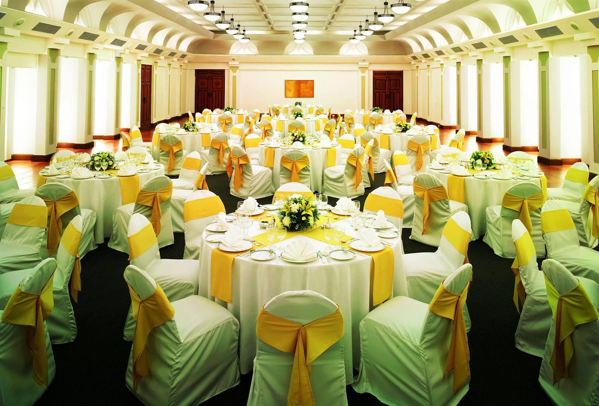 Taj Cidade De Goa Heritage, Goa Santa Cruz Dış mekan fotoğraf A wedding reception at the Royal Thai Navy Convention Center